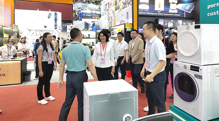廣交會(huì)迎來大咖！江門市市長親臨金環(huán)電器展位參觀交流