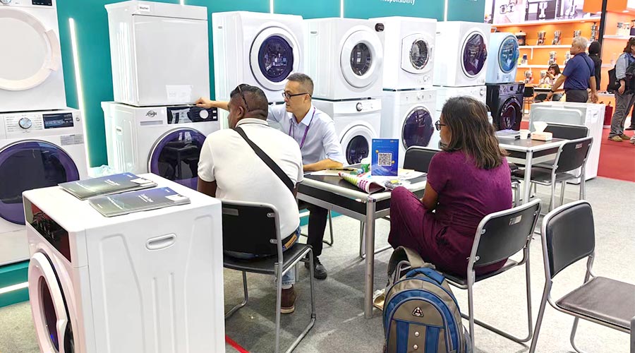 廣交會(huì)參展第一天！金環(huán)電器吸引國內(nèi)外客戶參觀交流