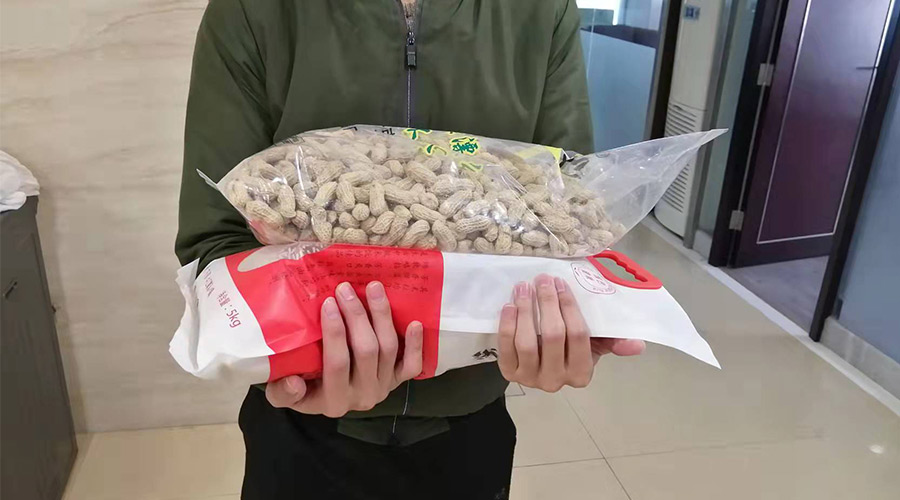 新春關(guān)懷 禮滿情暖！金環(huán)電器給員工發(fā)年貨