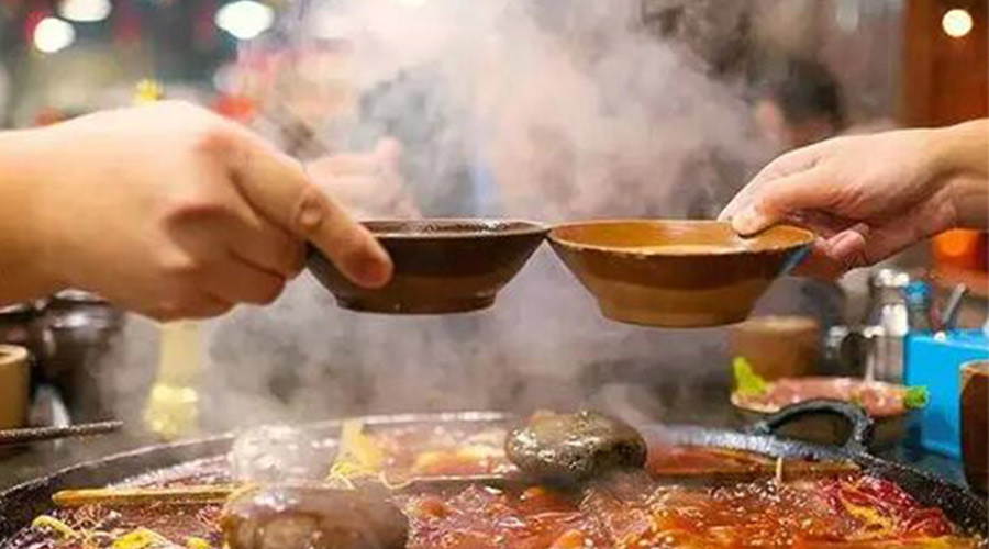 冬天火鍋團建引來一身火鍋味  衣物烘干機化解職場尷尬！